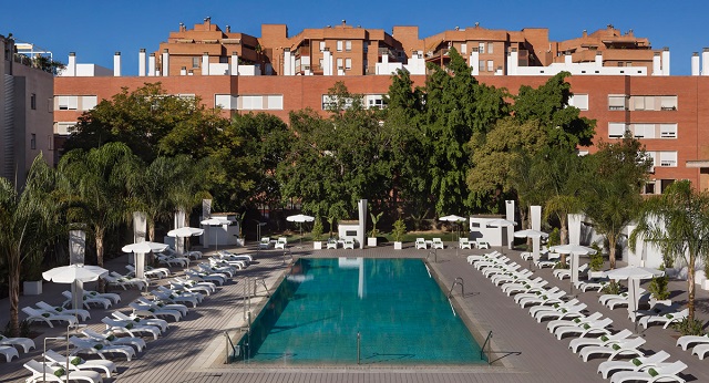 Hotel Meliá Lebreros tiene una de las piscinas públicas en Sevilla favoritas