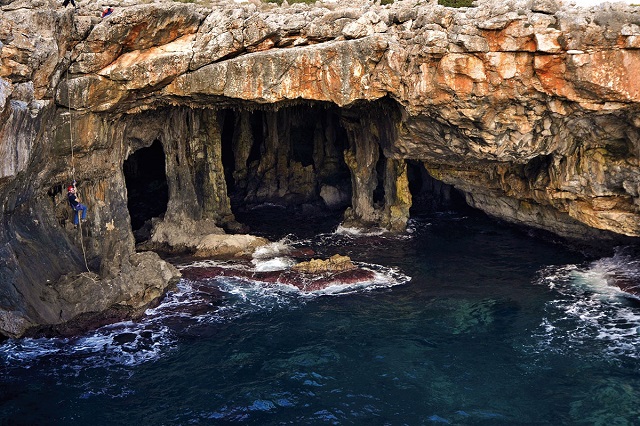 Las cuevas, una de las razones del buceo en Mallorca