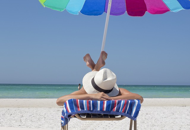 Día de playa, ¡ 6 cosas imprescindibles que llevar en tu mochila para pasar un rato perfecto!